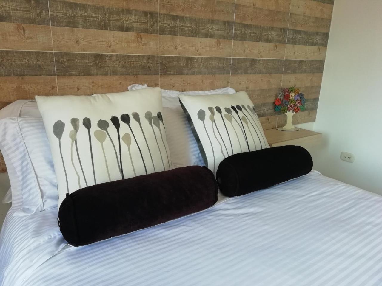 Apartasuite Laureles Cmc เมเดยิน ภายนอก รูปภาพ